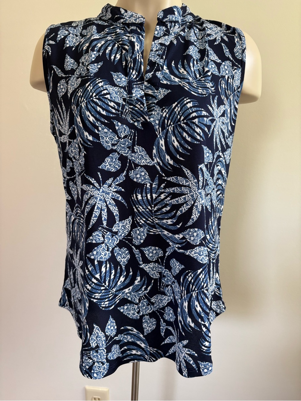 Amiana V-Neck Navy & White Tropical Print Sleeveless Blouse Size Medium